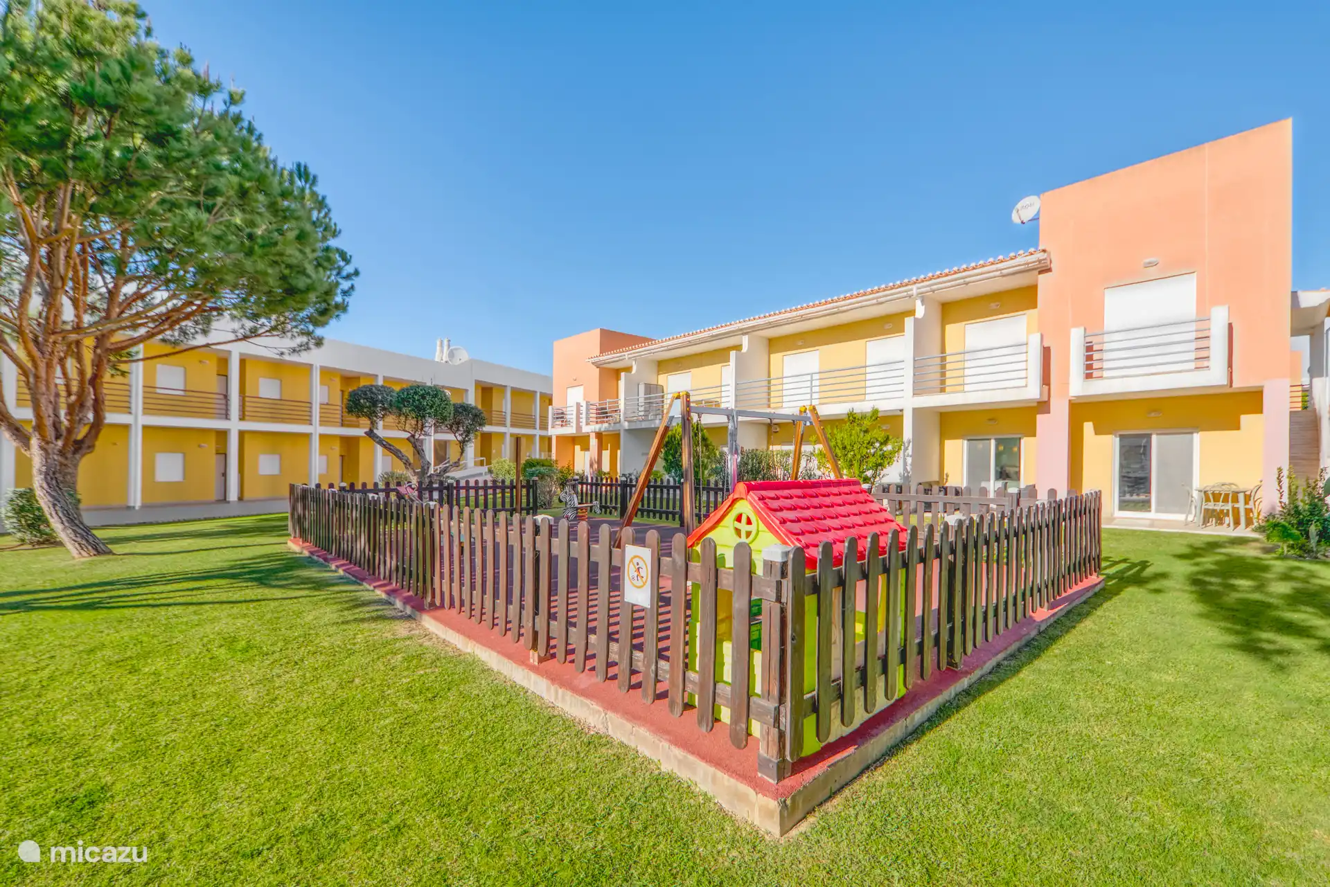 Fijn compact speeltuintje voor de kinderen