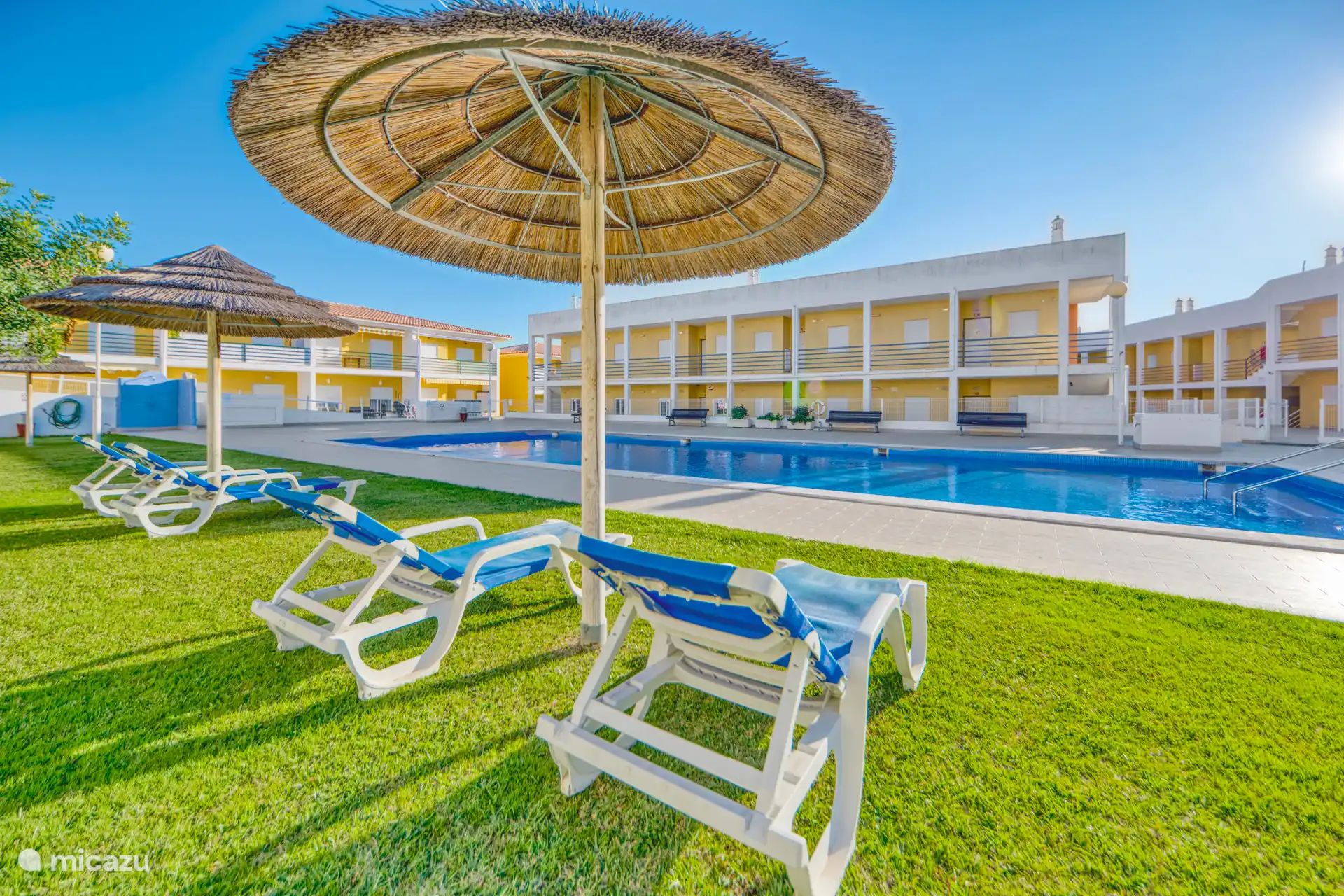 Zwembad met ligbedjes