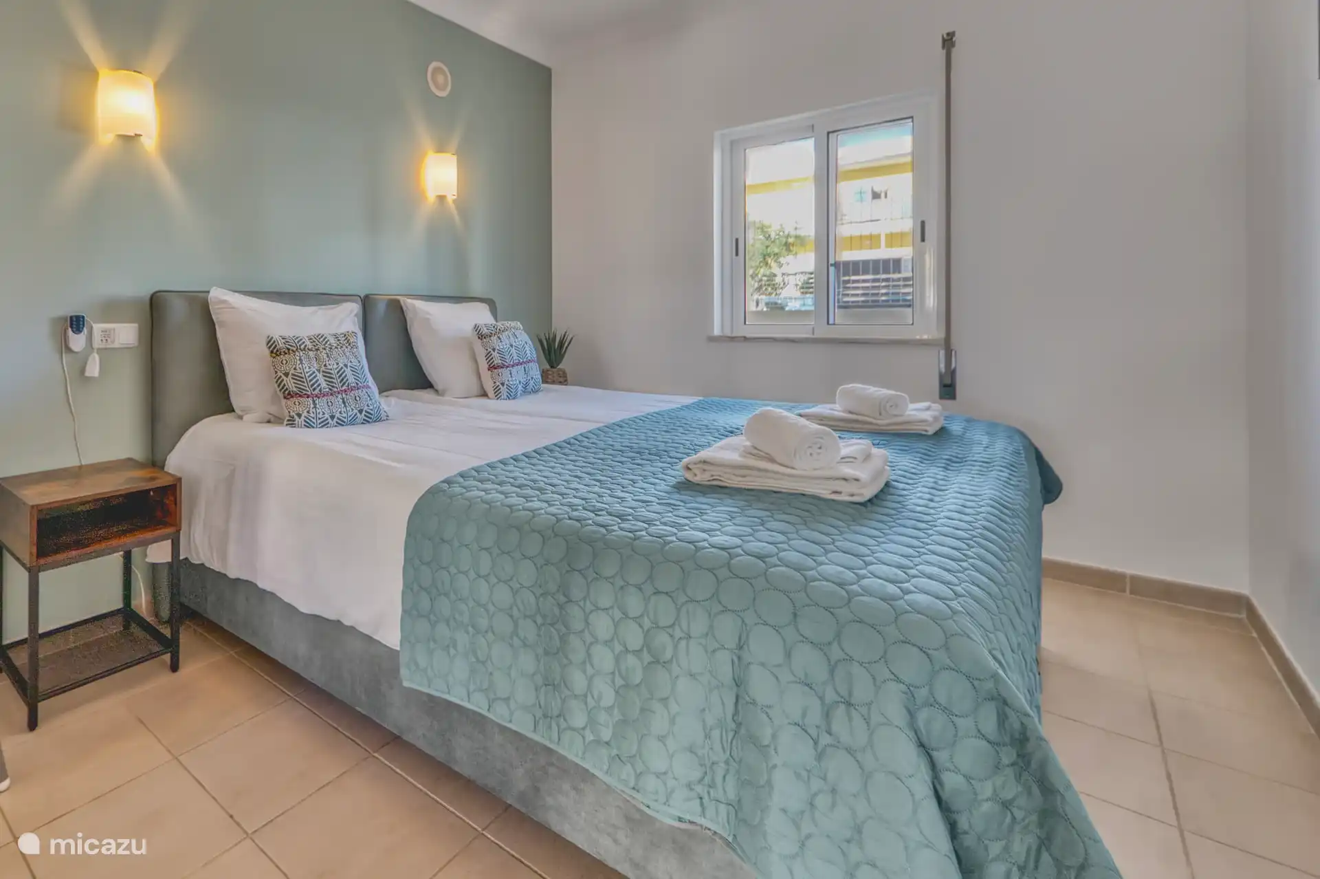 Slaapkamer met twee losse eenpersoonsbedden 