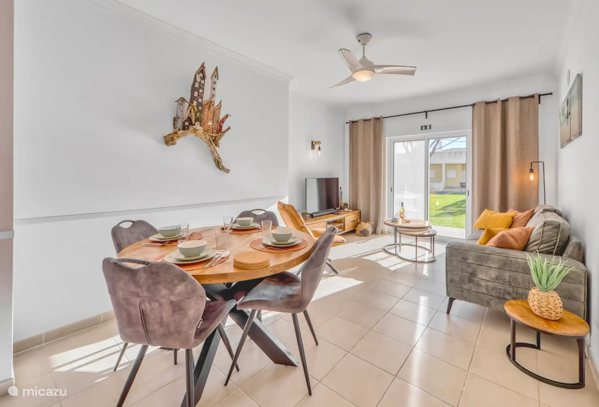 Eethoek, met uitzicht op het terras