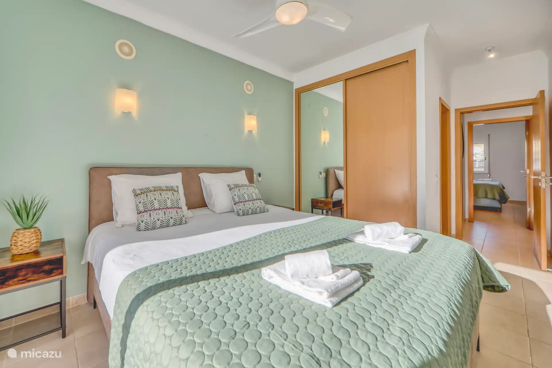 slaapkamer met kingsize bed, badkamer ensuite 