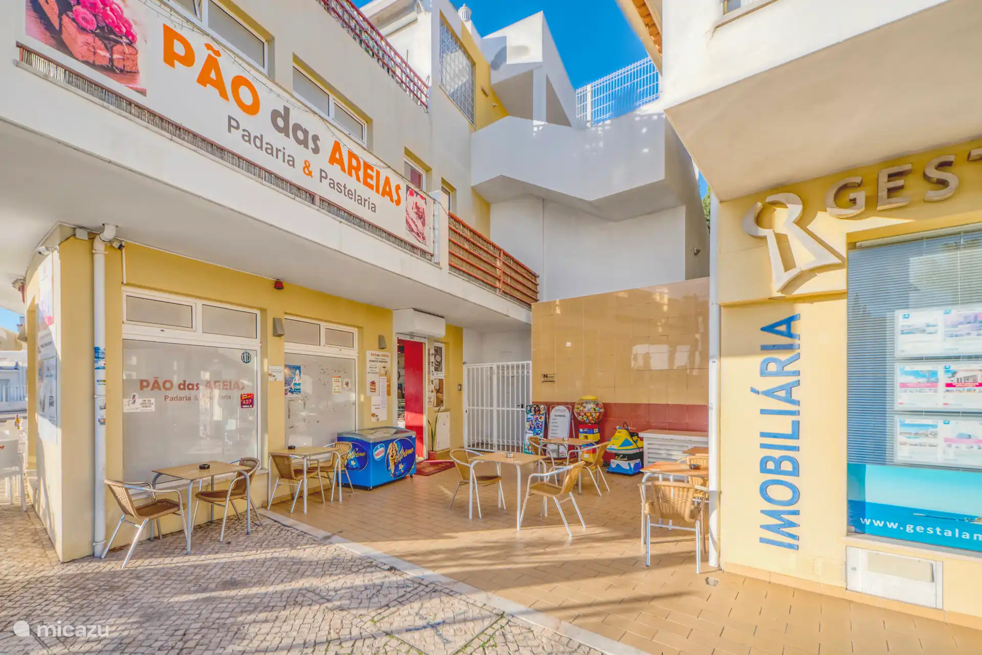 De pasteleria, hier kunt u heerlijke koffie, drankjes en broodjes halen. Tevens ziet u de entree van het park aan de linker kant, direct naast de ingang van de pastelaria