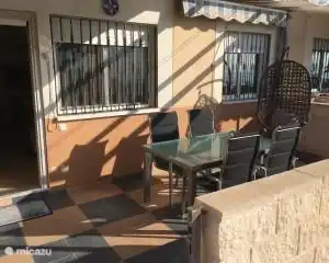 Terraza con muebles de jardín / sillón y 2 tumbonas