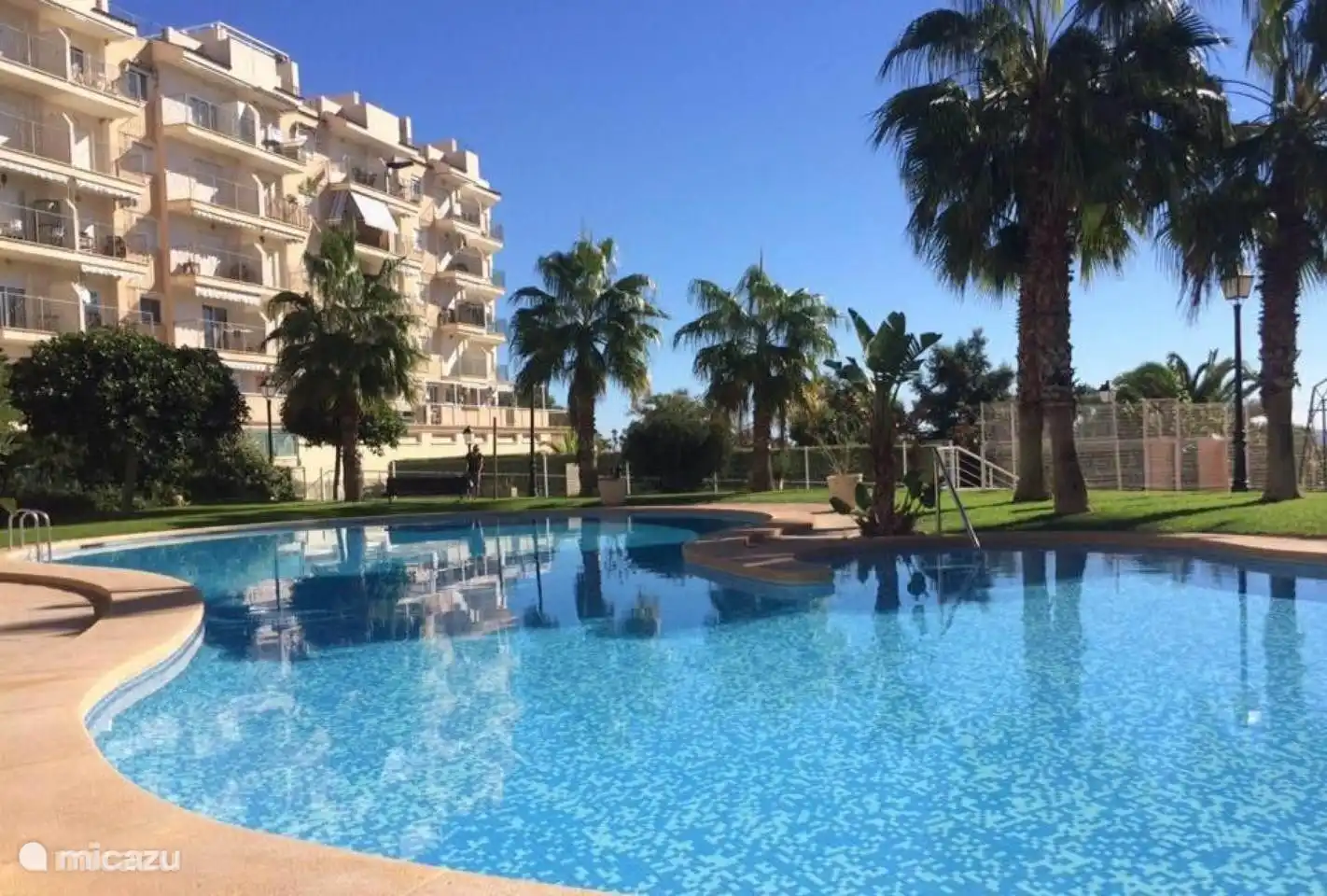 Preciosa piscina con piscina separada para niños.