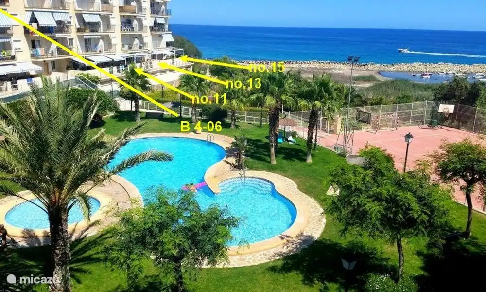 No. 13. Cerca del mar, protegido del viento y con vistas al parque infantil y a la piscina. Y gran terraza. En planta baja.