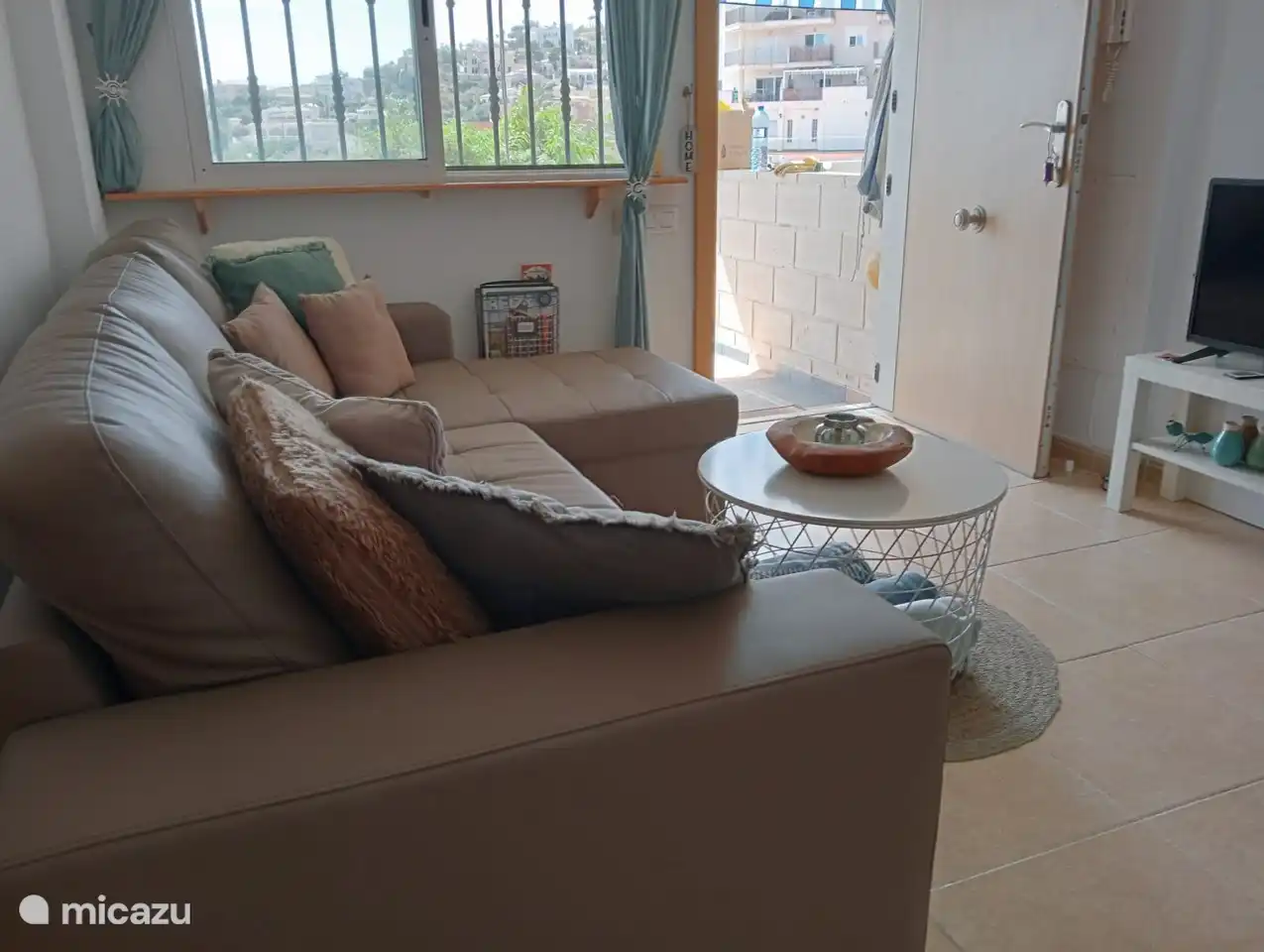 Salón con amplio sofá de 3 plazas y sillón independiente. Directamente en la gran terraza (junto al mar) y junto a la piscina.