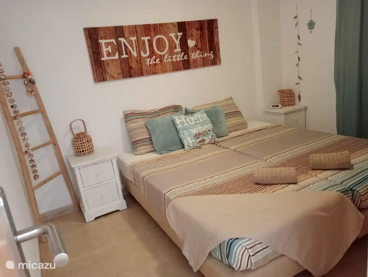 Dormitorio 1) con 2 pers. cama en terraza/lado mar.