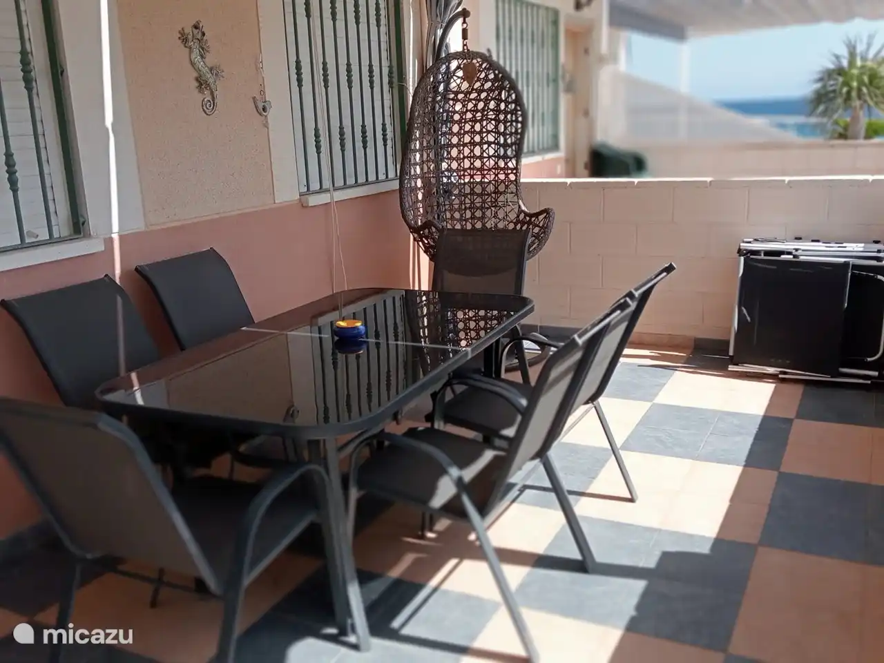 Amplia terraza con mesa. 6 sillas y 2 preciosas camillas (se pueden llevar a la piscina).