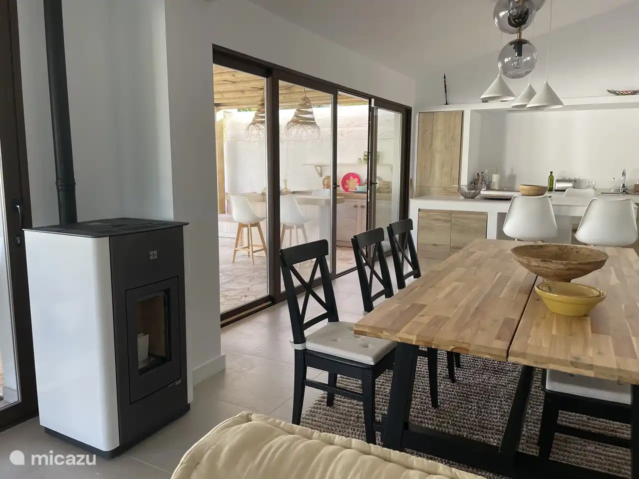 Esstisch mit Stühlen.