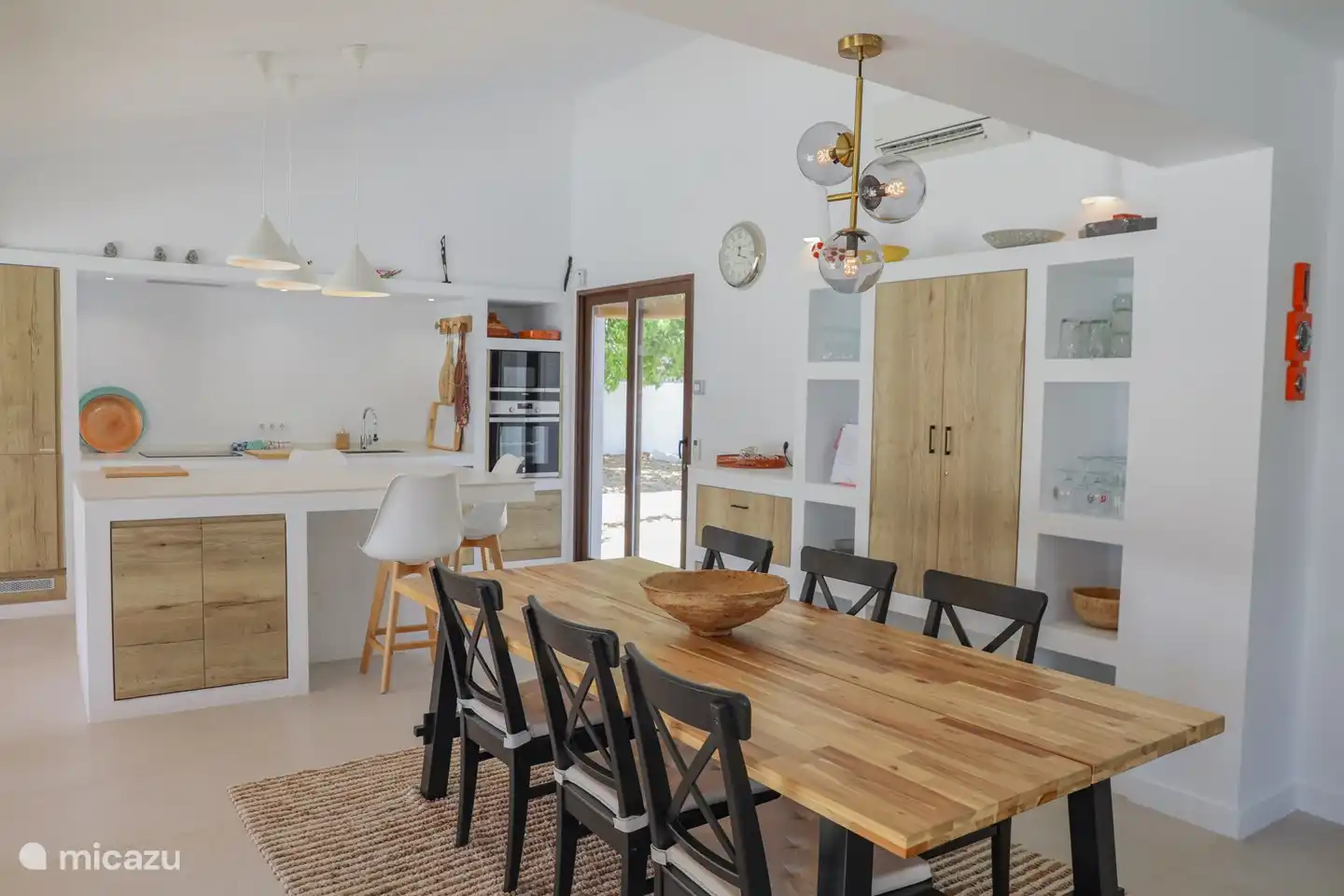 Esstisch mit Stühlen.