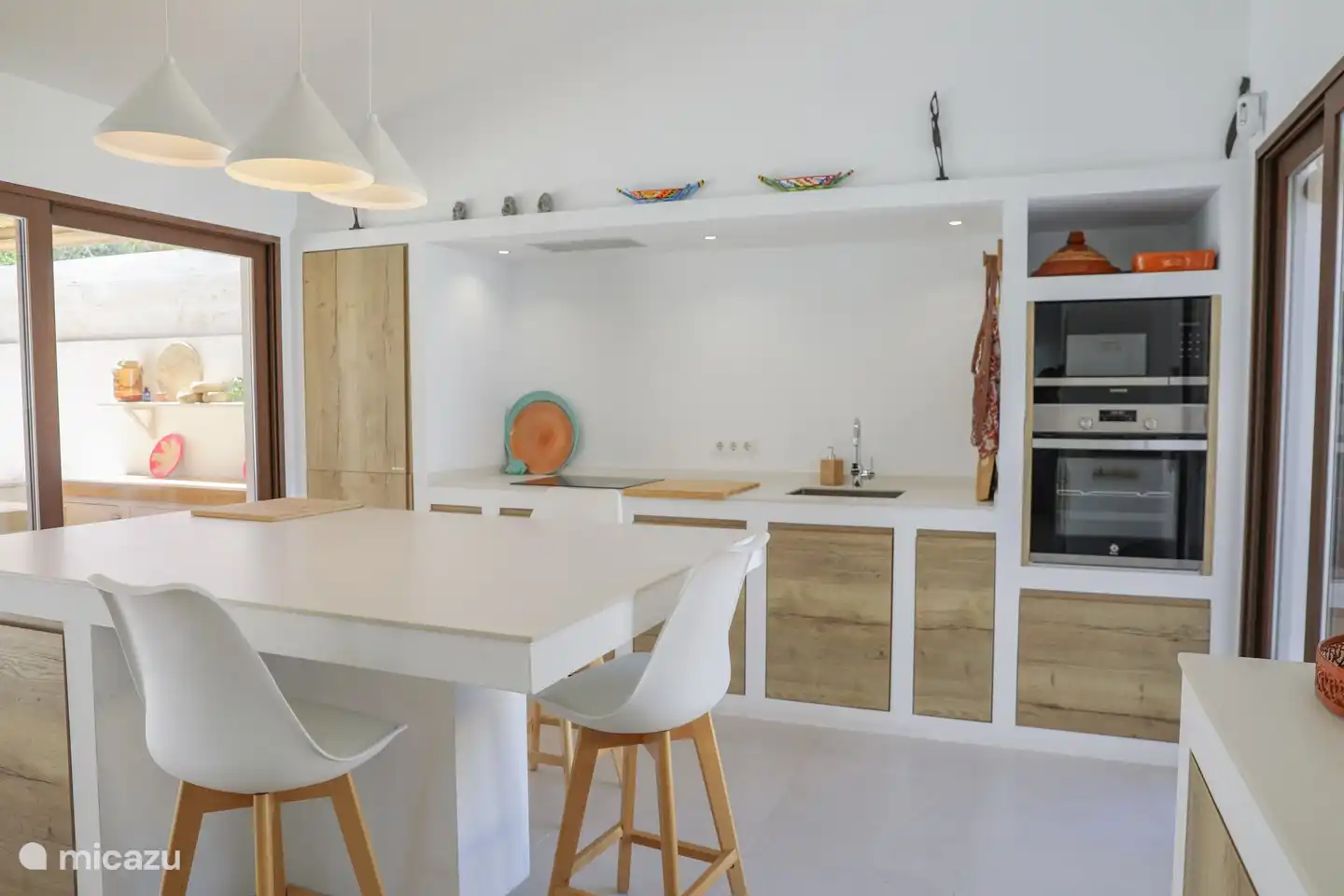 Esstisch mit Stühlen.