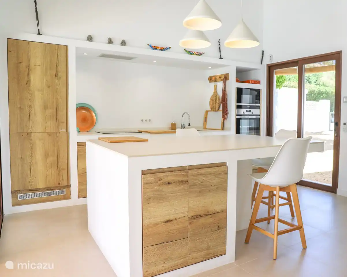 Esstisch mit Stühlen.