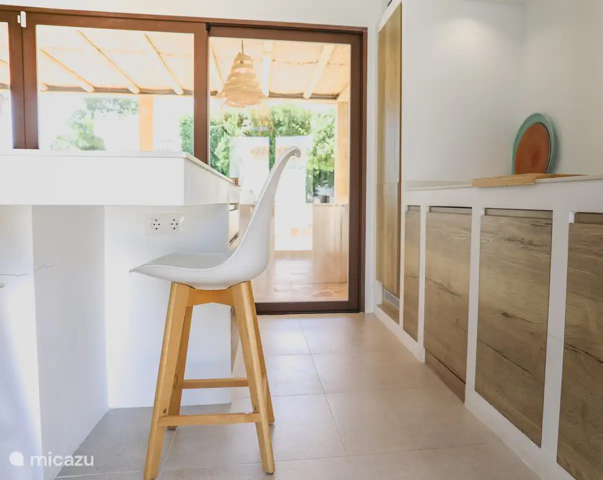 Esstisch mit Stühlen.