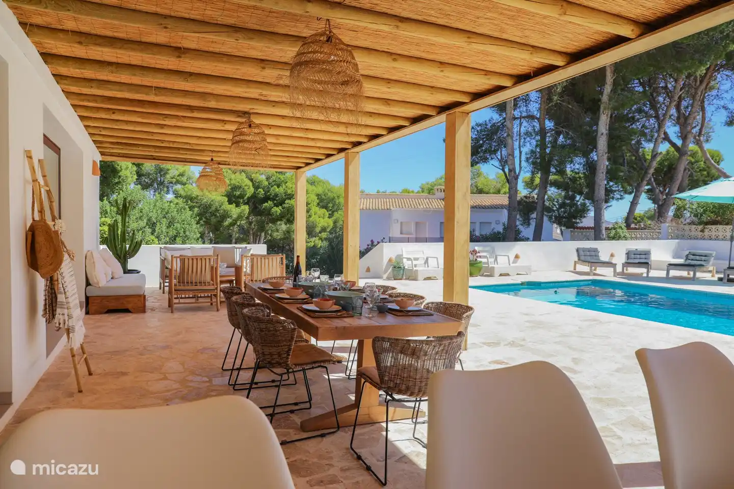 Große Veranda mit reichlich Sitzgelegenheiten.