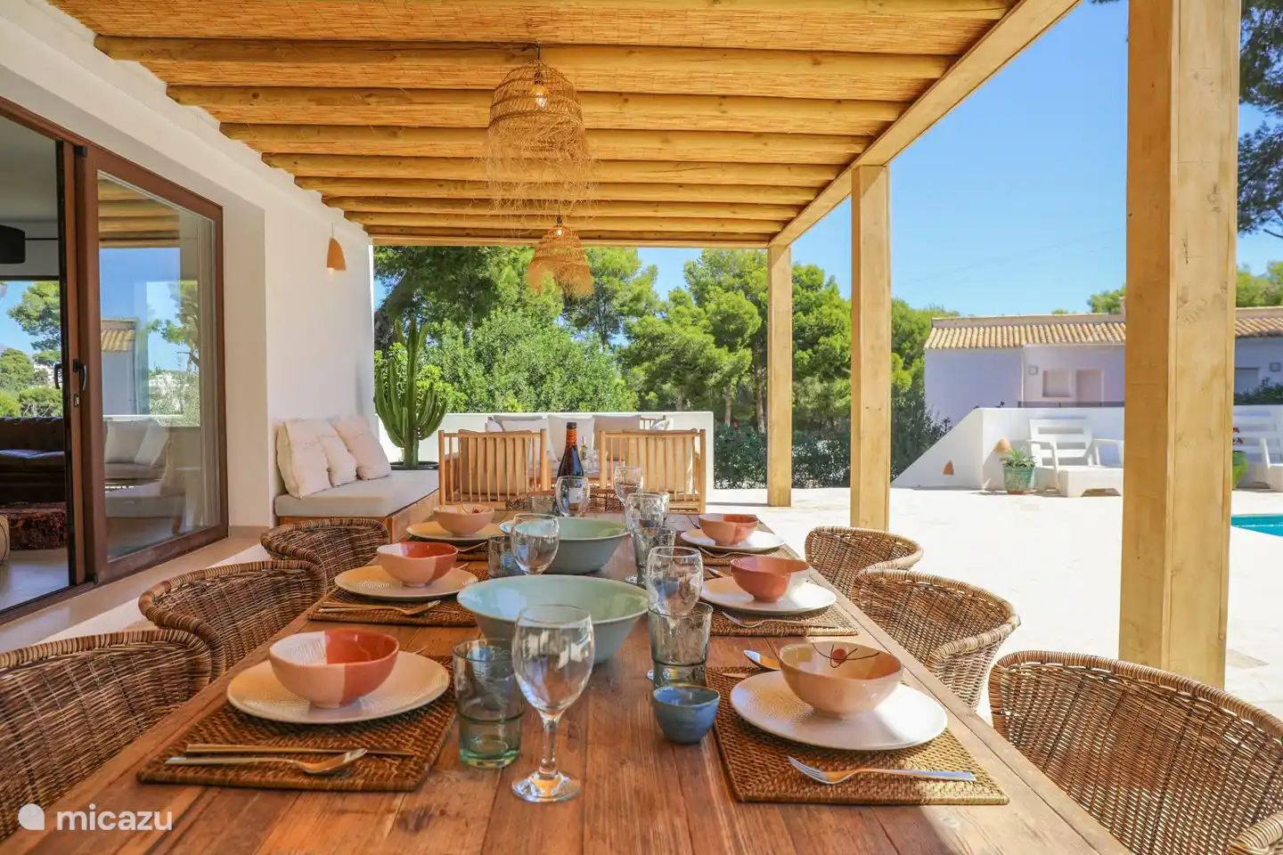 Große Veranda mit reichlich Sitzgelegenheiten.