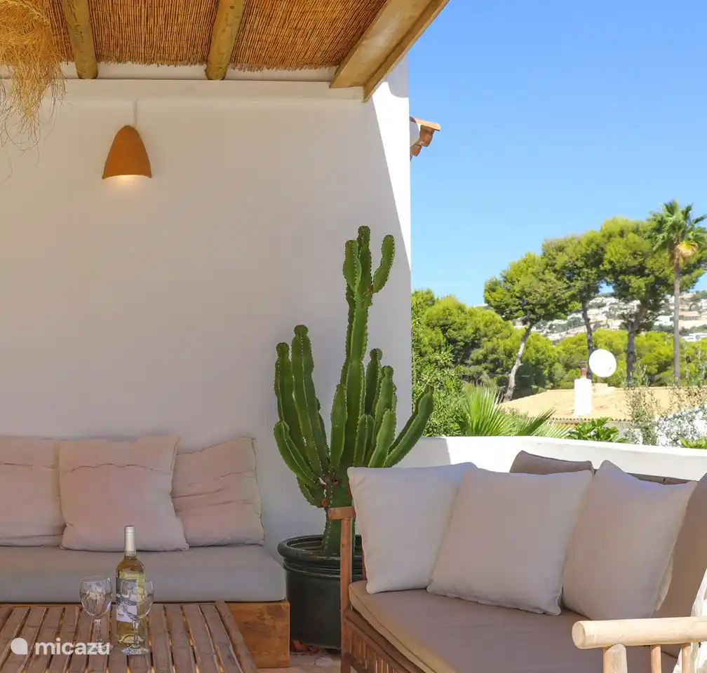 Große Veranda mit reichlich Sitzgelegenheiten.