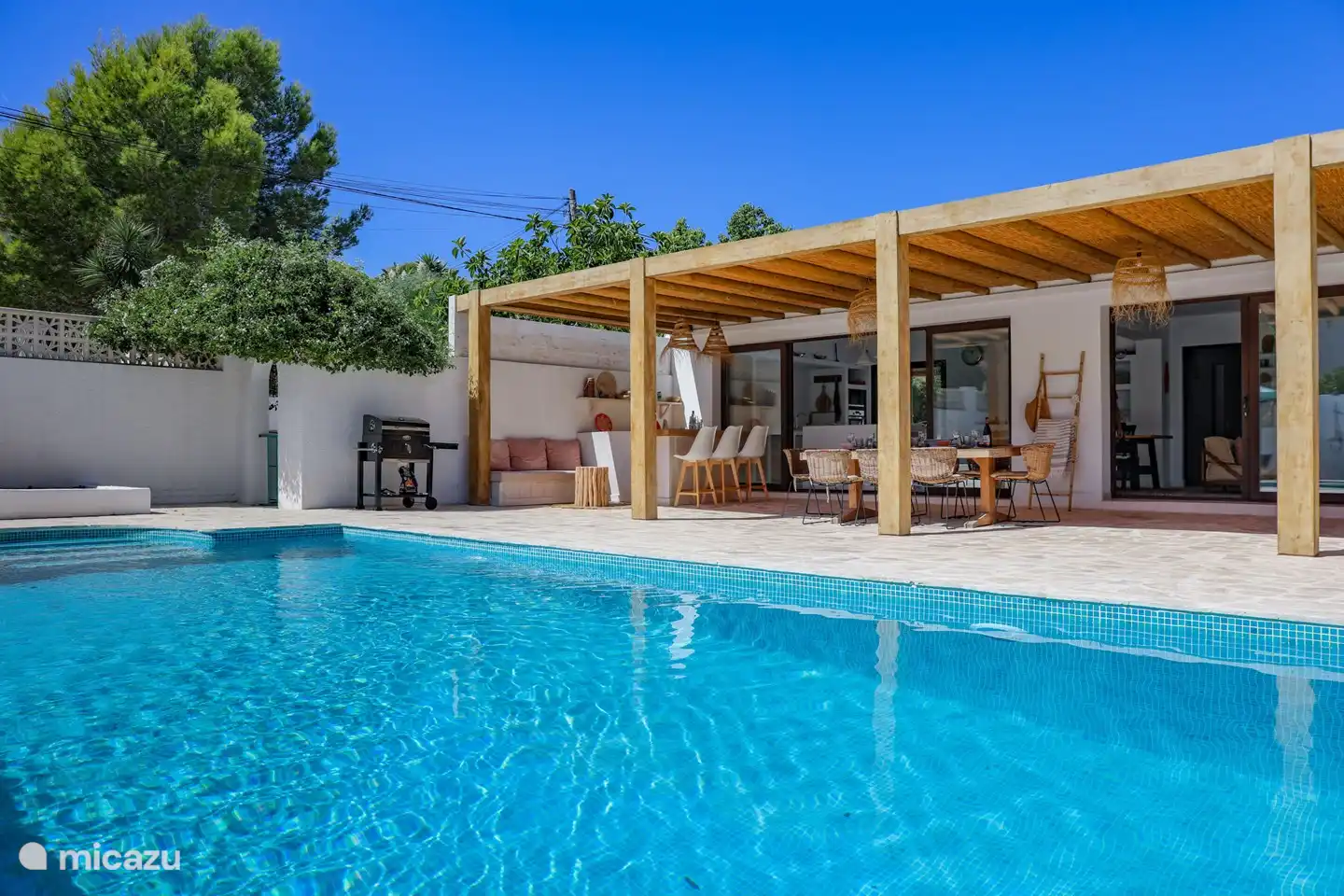 Geräumiger privater Swimmingpool.