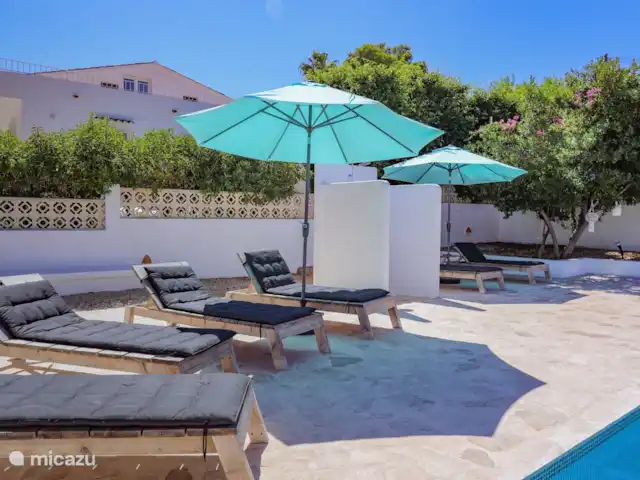Villa José | Espagne, Costa Blanca, Moraira - villa Grande piscine privée entourée de transats et de parasols.