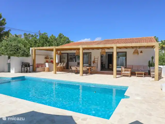 Villa José | Espagne, Costa Blanca, Moraira - villa Grande piscine privée entourée de transats et de parasols.
