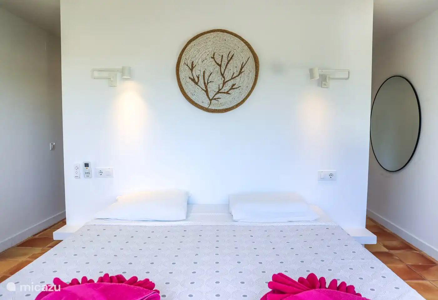 Schlafzimmer mit einem Doppelbett.