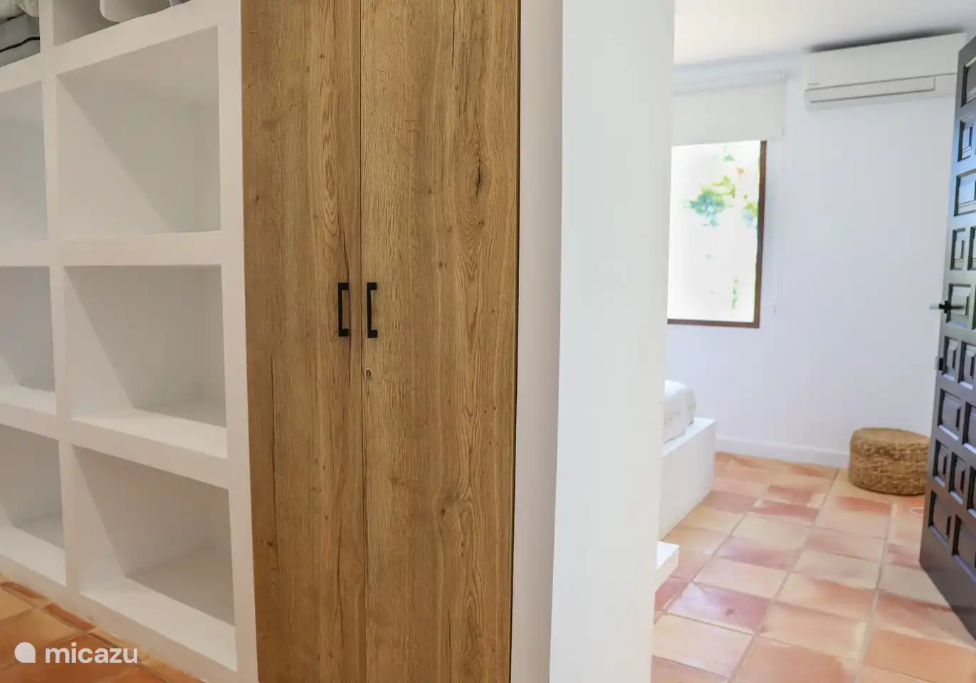 Schlafzimmer mit einem Doppelbett.