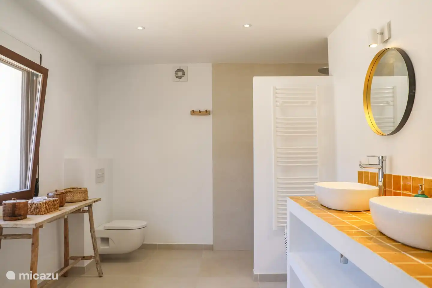 Badezimmer mit Badewanne.