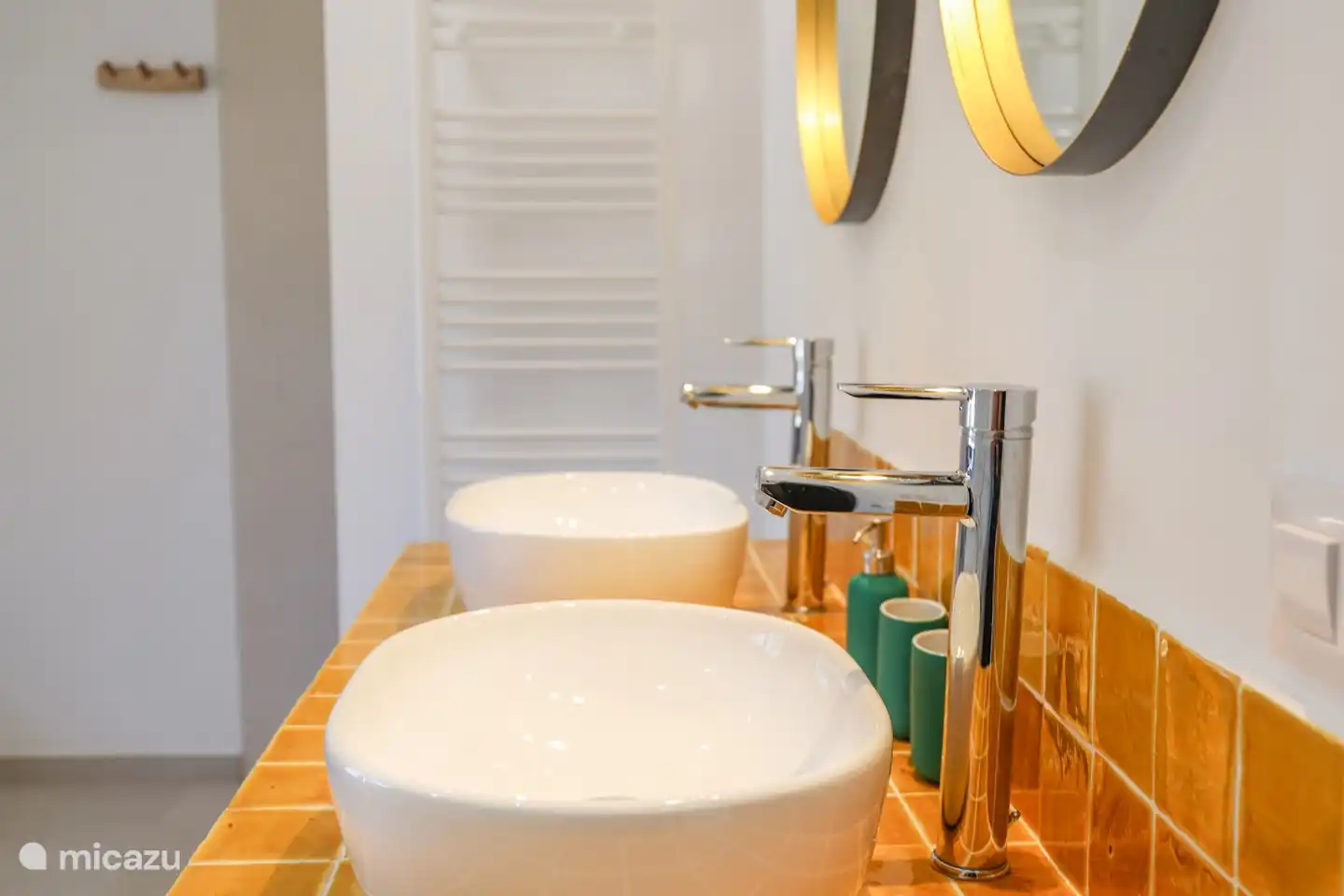 Badezimmer mit Badewanne.