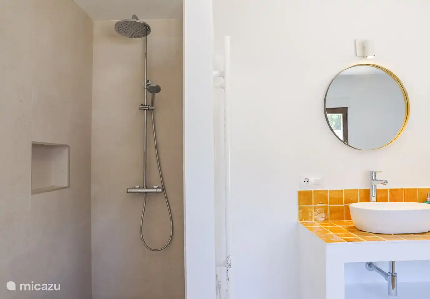 Badezimmer mit Dusche.