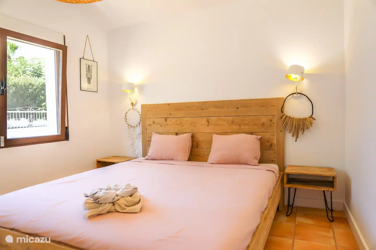 Schlafzimmer mit einem Doppelbett.