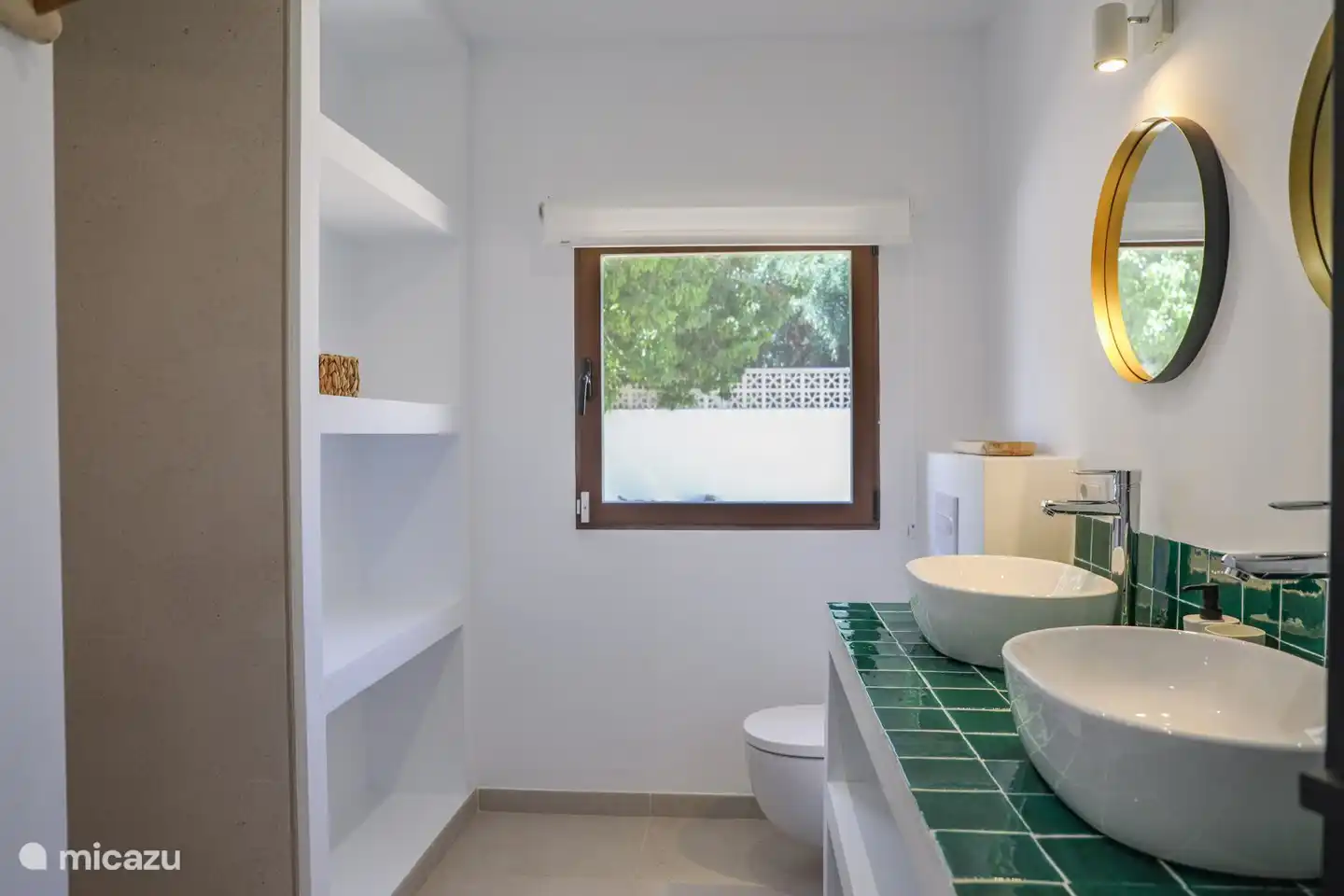 Badezimmer mit Dusche.