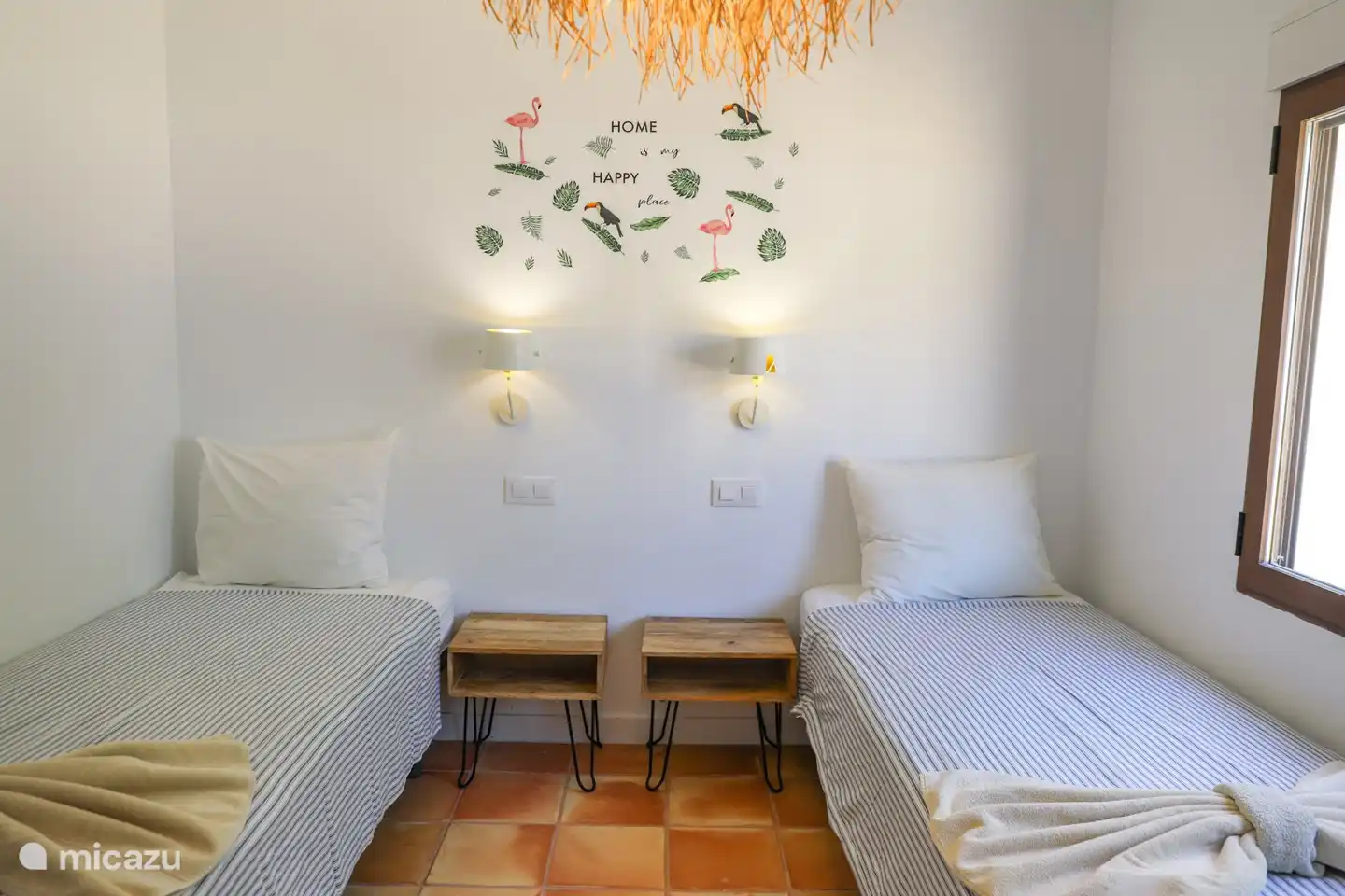 Schlafzimmer mit zwei Einzelbetten.