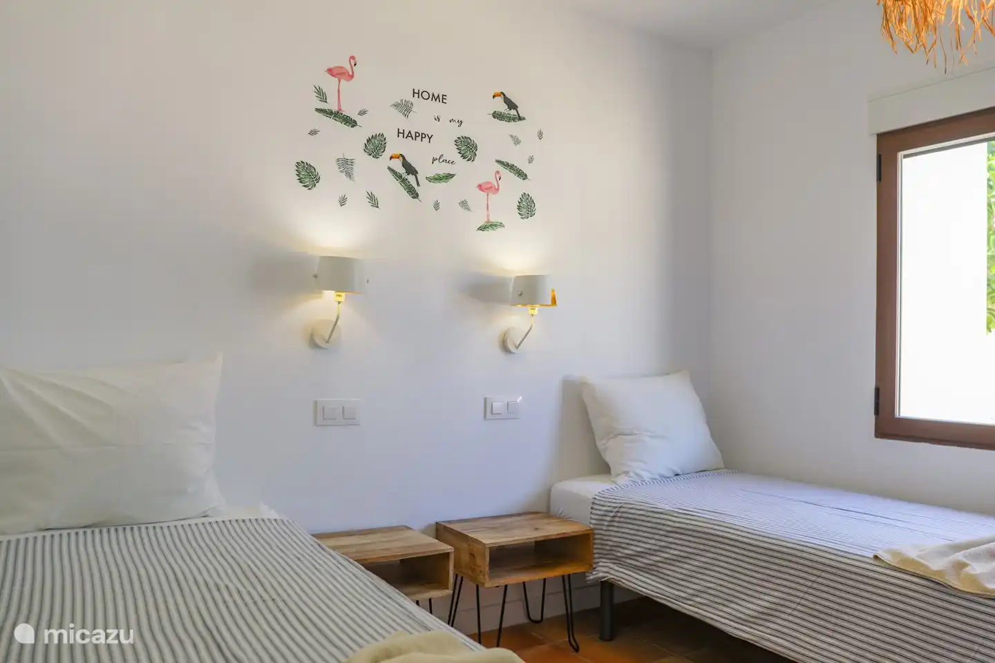 Schlafzimmer mit zwei Einzelbetten.