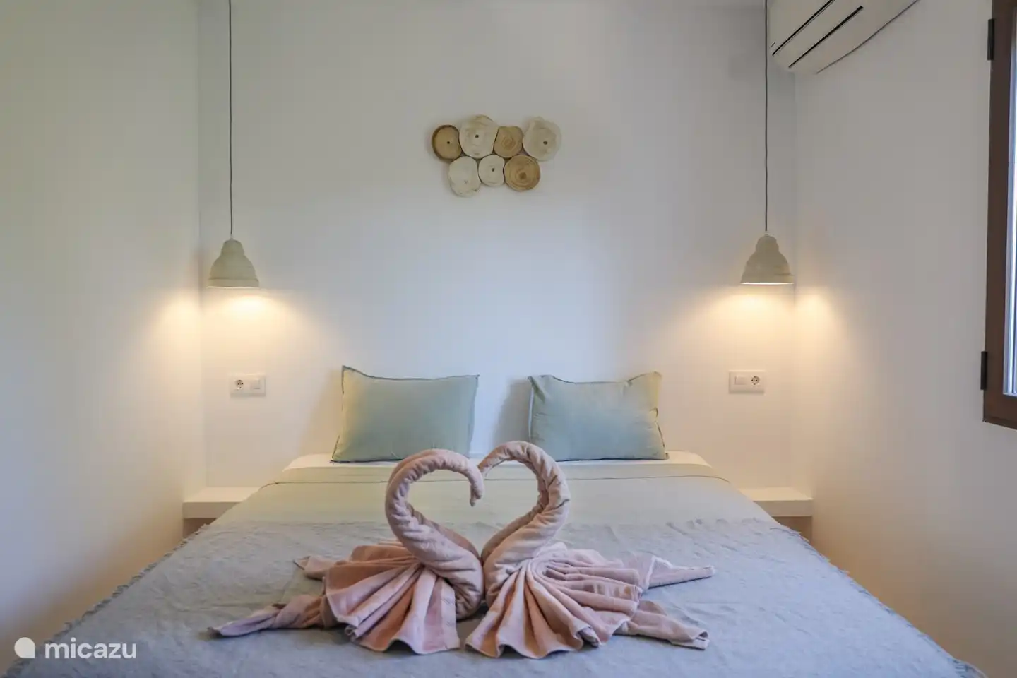 Schlafzimmer mit einem Doppelbett.