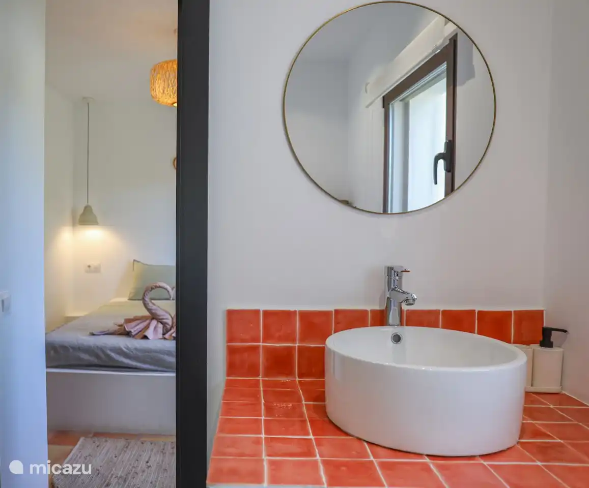 Schlafzimmer mit Doppelbett und eigenem Bad