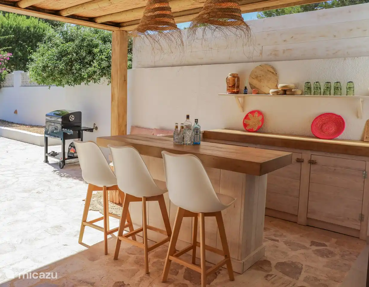 Fantastische Außenküche mit Grill.