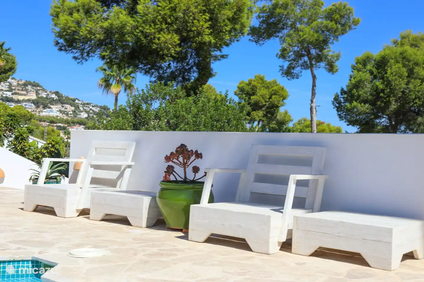 Das Ferienhaus ist von viel Grün umgeben.