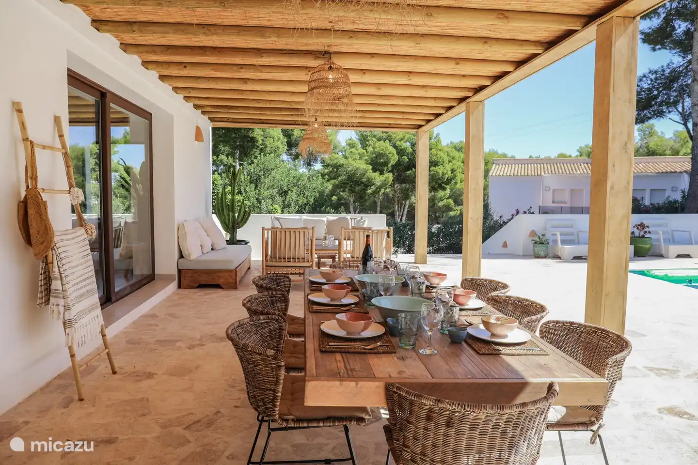 Große Veranda mit reichlich Sitzgelegenheiten.