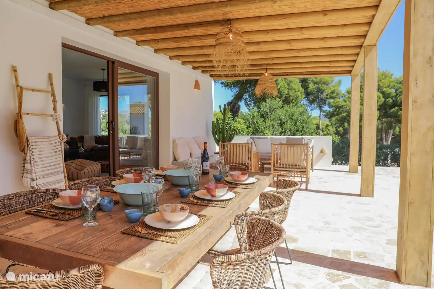 Große Veranda mit reichlich Sitzgelegenheiten.