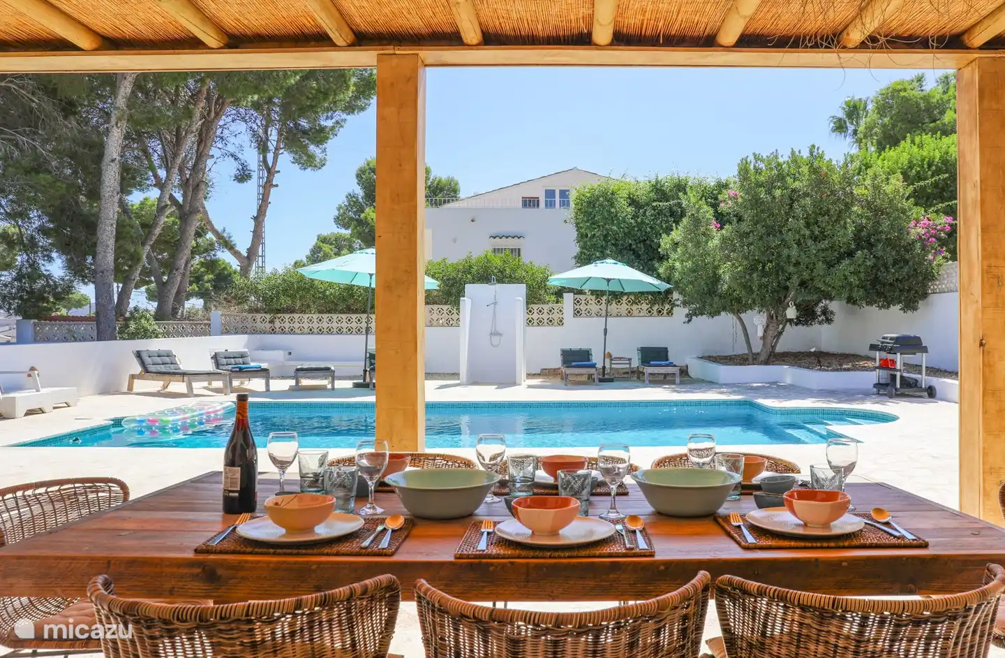 Große Veranda mit reichlich Sitzgelegenheiten.