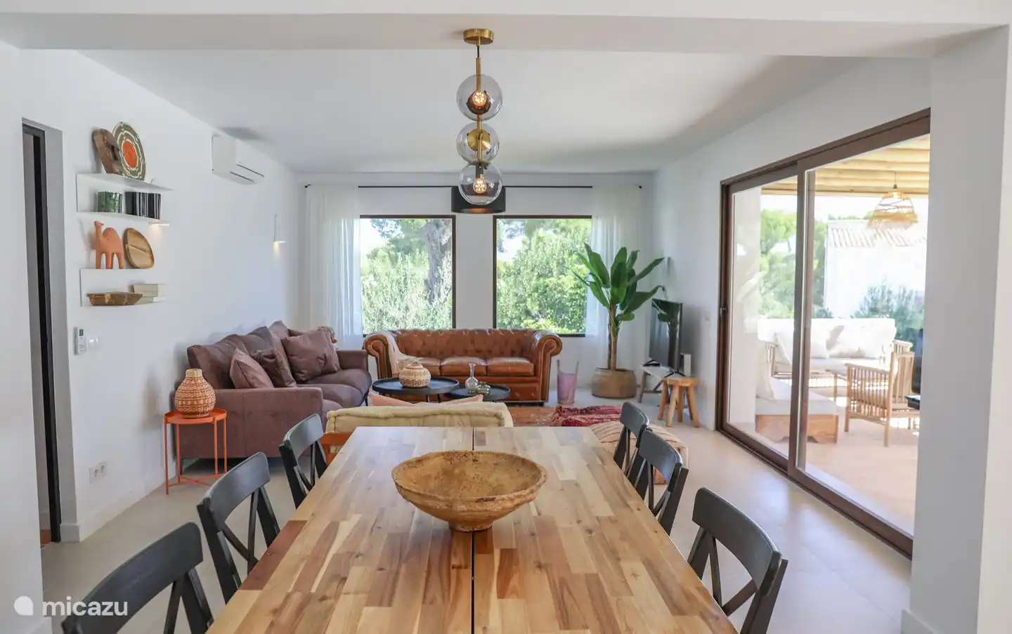 Gemütliches Wohnzimmer mit direktem Zugang zur Terrasse.