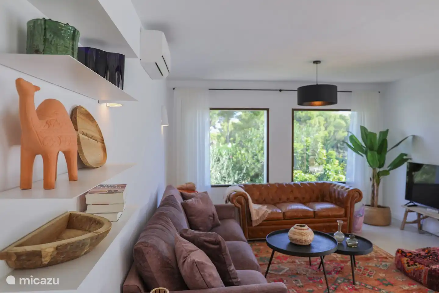 Gemütliches Wohnzimmer mit direktem Zugang zur Terrasse.