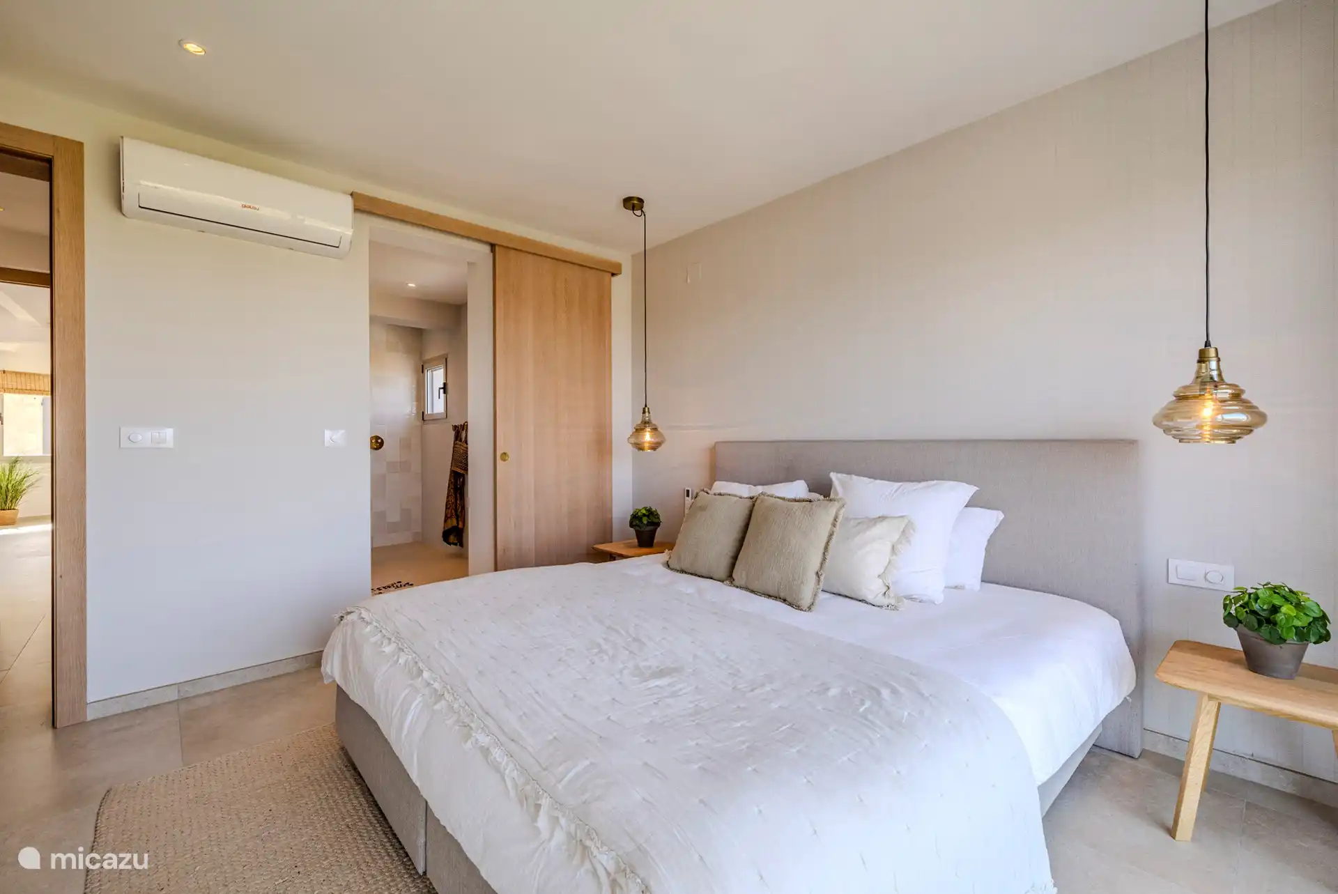 Dormitorio 1 con ducha a ras de suelo.