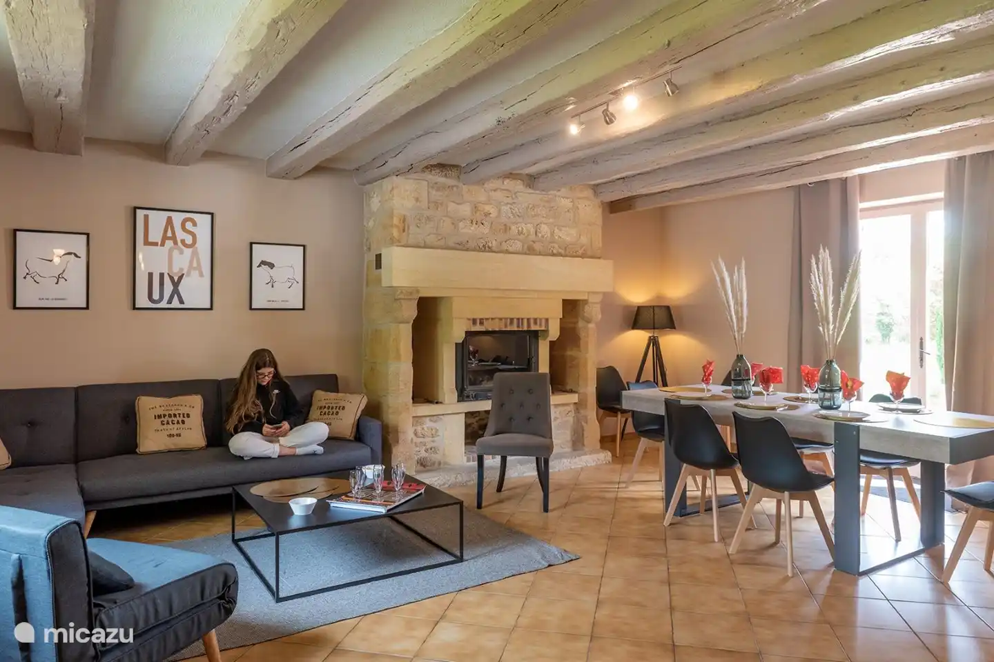 Ein geräumiges Wohnzimmer mit Kamin