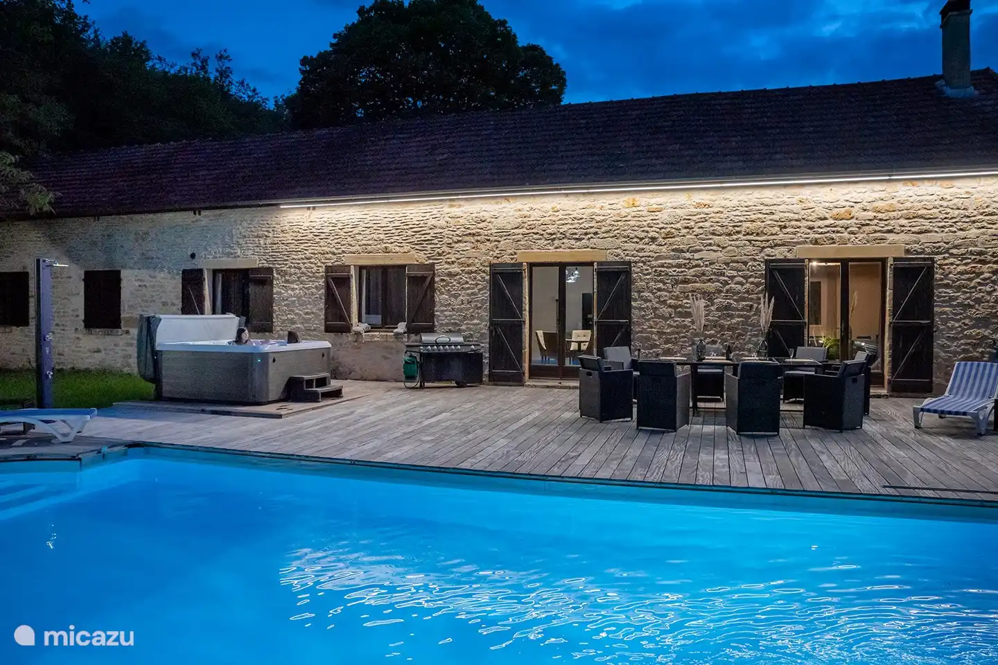 Abends ist der Pool beleuchtet