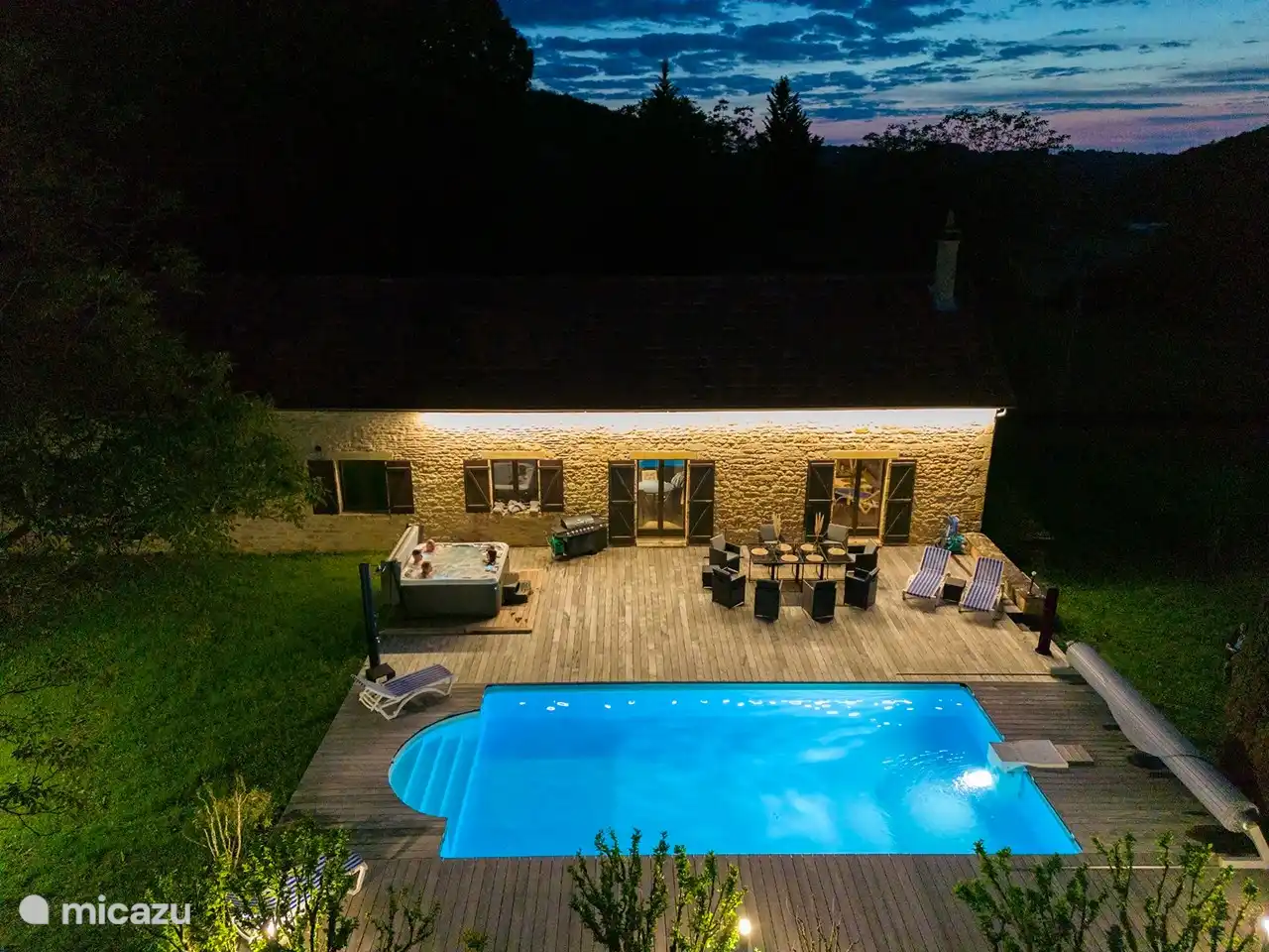 Abends ist das Haus beleuchtet