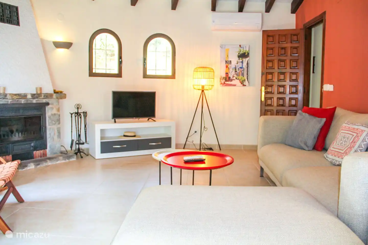 Séjour avec cheminée, télévision et coin salon.