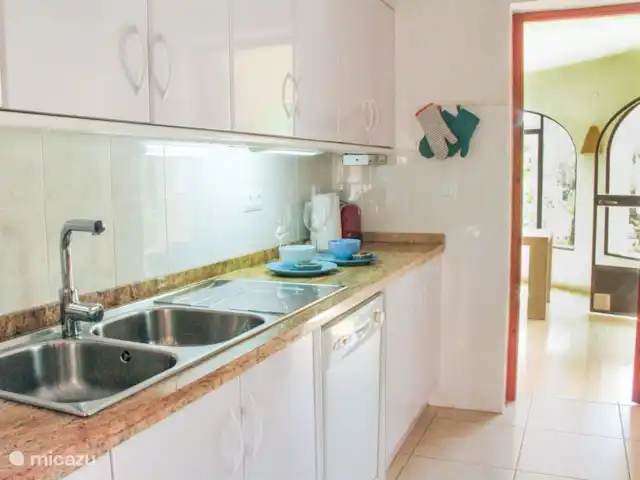 Villa Rosabel | Espagne, Costa Blanca, Benissa - villa La cuisine est équipée d'un réfrigérateur-congélateur, d'un lave-vaisselle, d'un four, d'une plaque de cuisson, d'un presse-agrumes, d'un grille-pain, d'une bouilloire et d'une cafetière.
