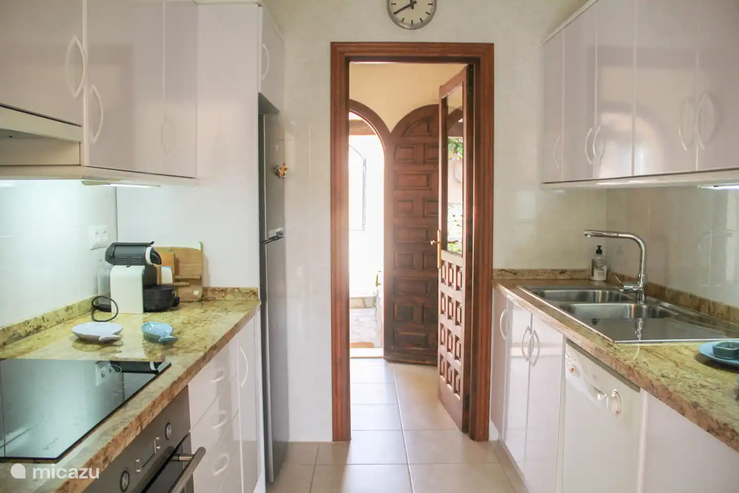 La cuisine est équipée d'un réfrigérateur-congélateur, d'un lave-vaisselle, d'un four, d'une plaque de cuisson, d'un presse-agrumes, d'un grille-pain, d'une bouilloire et d'une cafetière.