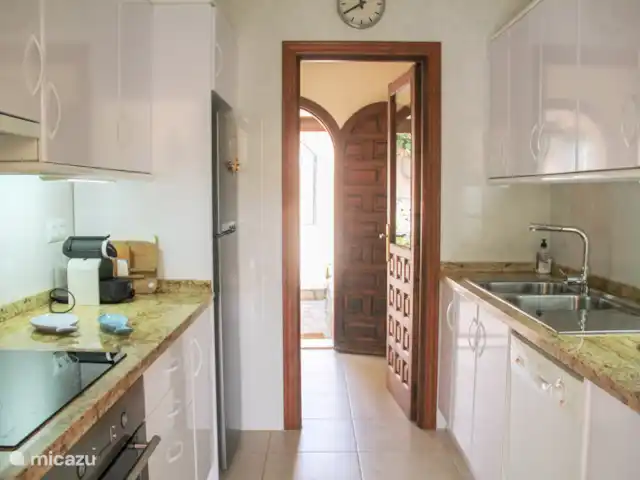 Villa Rosabel | Espagne, Costa Blanca, Benissa - villa La cuisine est équipée d'un réfrigérateur-congélateur, d'un lave-vaisselle, d'un four, d'une plaque de cuisson, d'un presse-agrumes, d'un grille-pain, d'une bouilloire et d'une cafetière.