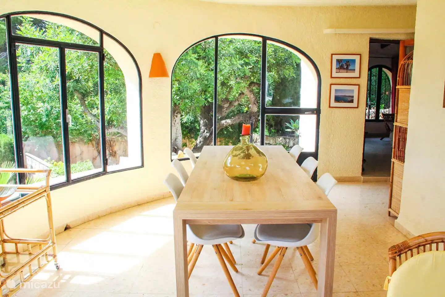 Cuisine raffinée avec vue sur l'extérieur.